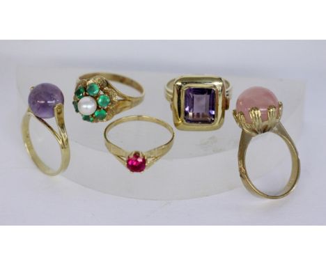   LOT VON 5 DAMENRINGEN  333/000 Gelbgold mit verschiedenen Edelsteinen. Brutto ca. 17,3g        A LOT OF 5 LADIES RINGS 333/