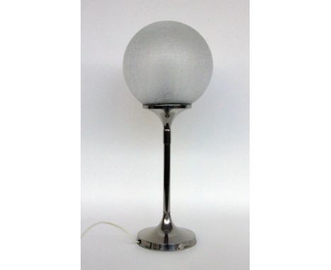   TISCHLAMPE  1960er Jahre Verchromter Metallfuss mit Lampenkugel aus sog. Eisglas. H.63cm        A TABLE LAMP 1960s Chrome-p