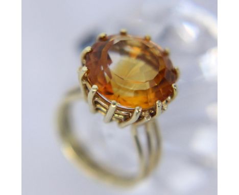   DAMENRING  585/000 Gelbgold mit Citrin. Ringgr. 53, Brutto ca. 7,7g        A LADIES RING 585/000 yellow gold with citrine. 