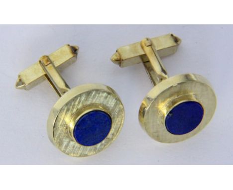  PAAR MANSCHETTENKNÖPFE  585/000 Gelbgold mit Lapislazuli. Brutto ca. 12,9g        A PAIR OF CUFFLINKS 585/000 yellow gold w