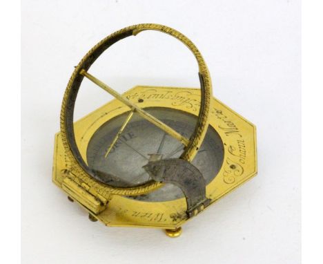   ÄQUATORIALE SONNENUHR MIT KOMPASS  Johann Martin, Augsburg 1642 - 1721. Messing, oktogonale Form mit eingelassenem Kompass.