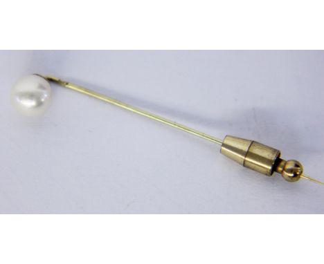   KRAWATTENNADEL  585/000 Gelbgold mit Perle. L.6cm, Brutto ca. 3g        A TIE PIN 585/000 yellow gold with pearl. 6 cm long
