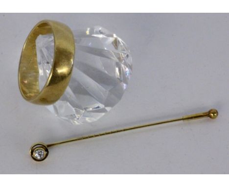   EHERING  585/000 Gelbgold. Ringgr. 70, ca. 9g. Dazu Krawattennadel, 333/000 Gelbgold        A WEDDING RING 585/000 yellow g