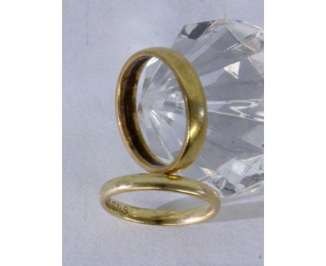   PAAR EHERINGE.  585/000 Gelbgold. Ringgr. 55 und 57. Brutto ca. 7,3g        A PAIR OF WEDDING RINGS 585/000 yellow gold. Ri