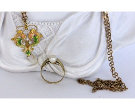   LOT VON 3 TEILEN SCHMUCK.  333/000 Gelbgold. Jugendstilanhänger, Perlenring und Halskette. Brutto ca. 10,5g        A LOT OF
