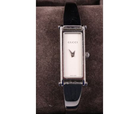 Ladies Gucci bangle quartz watch 1500L in original box   Condition Report   Click here for further images, condition, auction