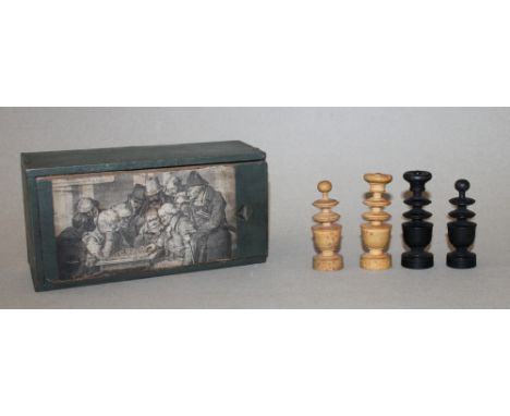 Europa. Frankreich. Schachfiguren aus Holz im Régence – Stil. Eine Partei ist schwarz, die andere naturfarben. Um 1930. Höhe 