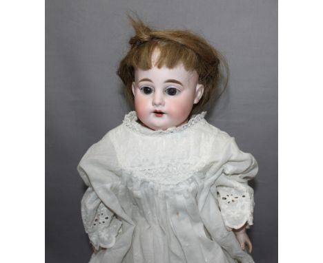 Kinderspielzeug. Puppen. Armand Marseille. Gelenkgliederpuppe mit unbeweglichem Kopf aus Biskuitporzellan, geöffneten Augen (