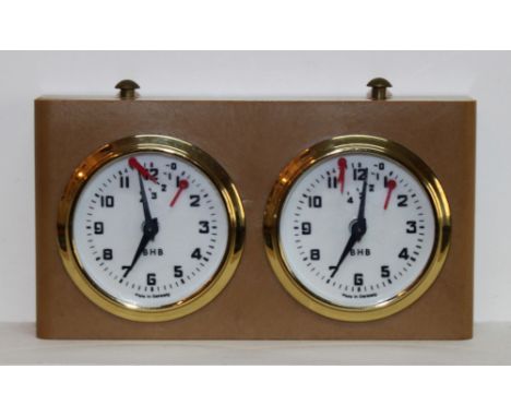 Schachuhr. Schachuhr mit zwei Zifferblättern in einem viereckigen mittelbraunen Kunststoffgehäuse. Produktion der Firma BHB a