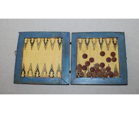 Europa. Faltbarer Spielkasten mit einem Spielfeld für Dame und Mühle an den Außenseiten, innen mit einem Backgammon Spielfeld