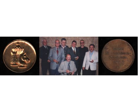Medaille. XI. Fernschach - Olympiade. Goldfarbene Medaille aus Metall zum Sieg bei XI. Fernschach – Olympiade. Vorderseite: 3