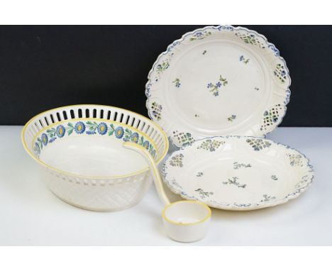 19th Century Wedgwood porcelain fruit basket, circa 1820. The oval fruit basket with a yellow band, blue flowers and green le
