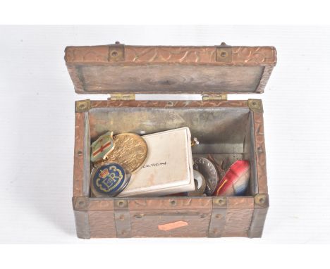 A WOODEN BOX CONTAINING WWI MEDALS, CADET FORCE MEDAL AND ASSORTED BADGES to the Jackson family, the medals include a 1914-15