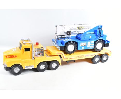 AN UNBOXED FUNRISE HASBRO TONKA PLASTIC BATTERY OPERATED MOBILE SUPER CRANE, No.4418, not tested but appears largely complete