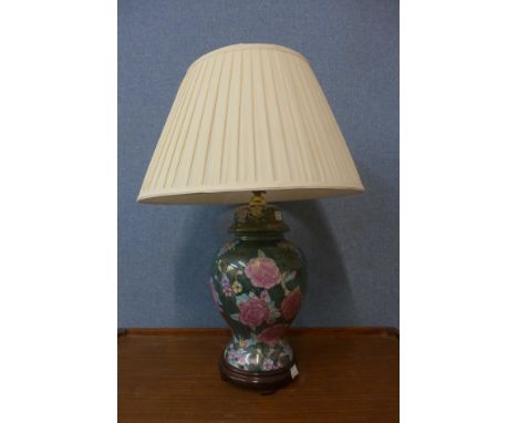 A Chinese porcelain table lamp 