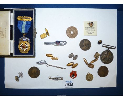 A WWI medal (no ribbon), a Ross-on-Wye, round table enamelled medal, miscellaneous enamel badges and silver cuff links.