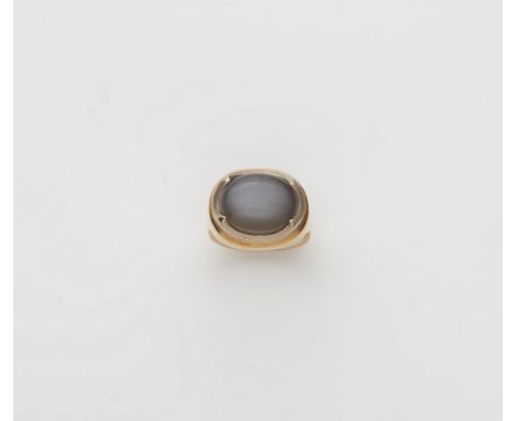 Ring mit grauem Mondstein18 kt Gelbgold/Weißgold. Mantelringkopf gefasst mit ovalem grauem Mondsteincabochon (ca. 11 x 15 mm)