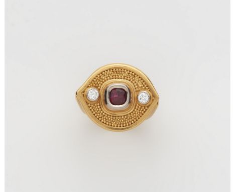 Rubinring mit Granulation18 kt Gelbgold. Massiver geschmiedeter Mantelring. Konkave Oberseite des spitzovalen Ringkopfs mit f