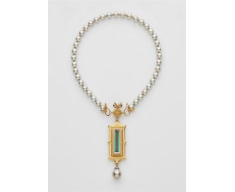 Perlencollier mit Turmalinanhänger18 kt Gelbgold. Halsschmuck aus 39 hellgrauen Akoya-Zuchtperlen (Durchmesser 8,48 mm) mit z