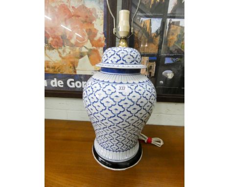 A large blue and white Chinese style jar table lamp 