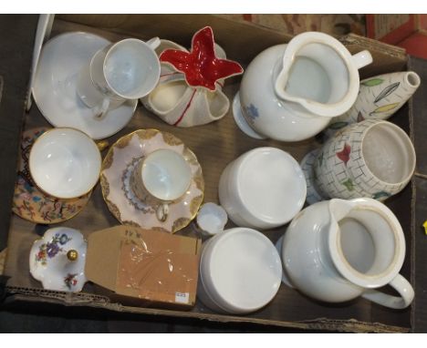 A TRAY OF ASSORTED CERAMICS TO INCLUDE A CROWN DEVON VASE COMMEMORATIVE CUPS AND SAUCERS WITH PORTRAIT INTERIORS ETC