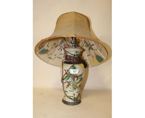 AN ORIENTAL TABLE LAMP WITH A DECORATIVE SHADE 