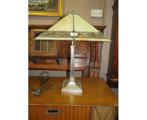 A LARGE TIFFANY STYLE DECO TABLE LAMP ON AN ANGULAR SUPPORT H-59 CM ( OVERALL )