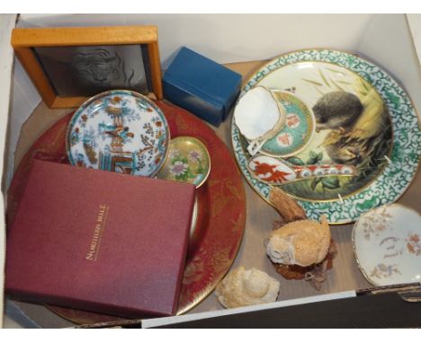 A MIXED TRAY TO INCLUDE OWL ORNAMENTS, SPODE PLATE, ORIENTAL PLATES ETC