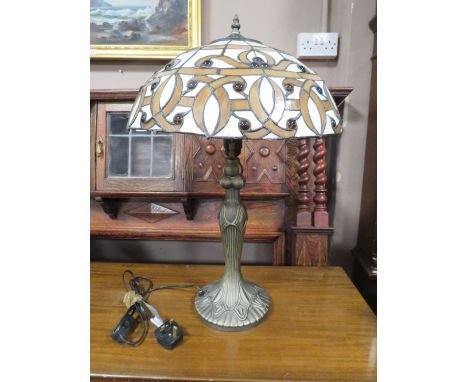 A TIFFANY STYLE TABLE LAMP IN THE ART NOUVEAU STYLE H-62 CM (OVERALL)