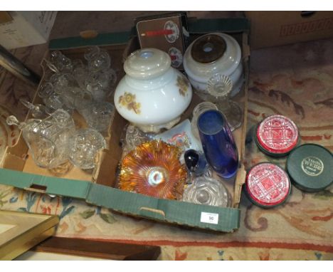 TWO TRAYS OF ASSORTED GLASSWARE TO INCLUDE A MURANO STYLE BIRD FIGURE, BOXED THOMAS WEBB CRYSTAL DISHES, RETRO LIGHT SHADES E