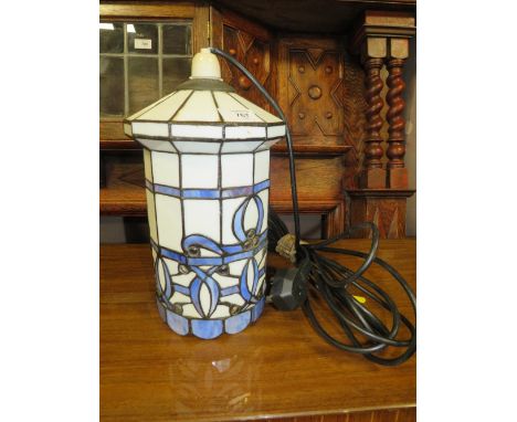 A TIFFANY STYLE HANGING LIGHT SHADE/FITTING H-30 CM