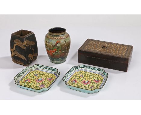 Japanese lacquer box, Meiji period, with gilt leaf design, 13.5cm wide, together with a Japanese vessel, a pair of Chinese en