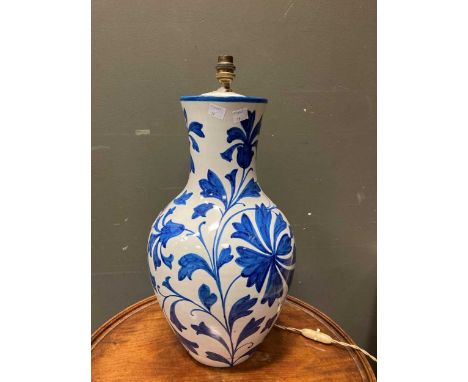 Blue and white baulster lamp, 52 cm tall