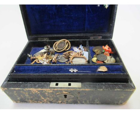 A jewellery box containing a collection of jewellery including a hallmarked 18ct gold signet ring, weight 5.7g, a charm brace