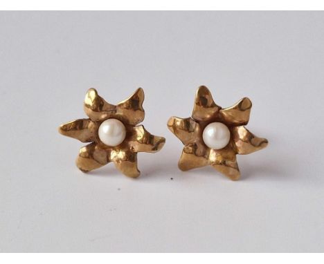 A Pair Of Pearl Flower Head Earrings 9Ct 2Gms