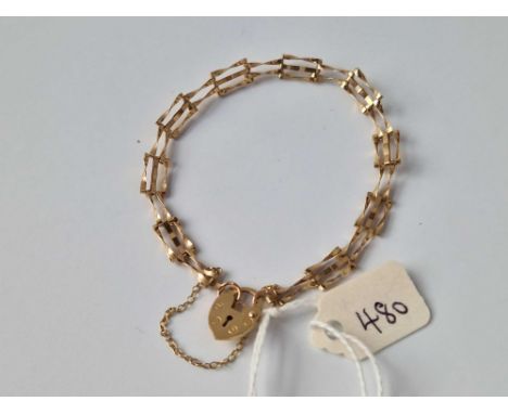 A Gate Bracelet With Padlock Clasp 9Ct 7 Inch 2.4 Gms
