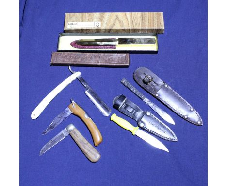 A job lot of assorted knives including a vintage throwing knife by William Rodgers of Sheffield 