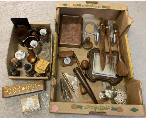 A collection of assorted vintage items. To include a Robert Murray mechanical pencil, Smith travelling clock, wooden trinket 