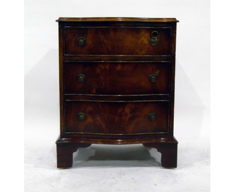 Georgian style reproduction mahogany serpentine-front chest of three graduated drawers, on bracket feet, width 53cm 