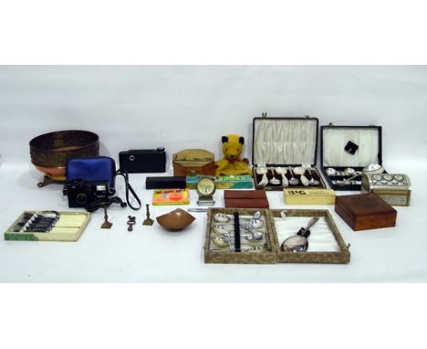 Mixed lot to include wooden boxes, vintage camera, dominoes, Sooty puppet, vase, etc 