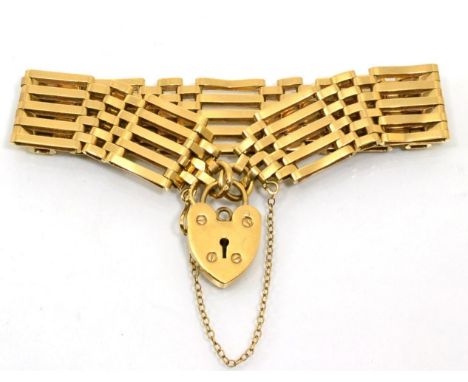 A 9 carat gold gate link bracelet, with a 9 carat gold padlock clasp, length 17.5cm, width 1.5cm20g
