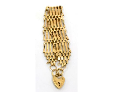 A 9 carat gold gate link bracelet, with a 9 carat gold padlock claps, length 19cm good condition. 14.2g