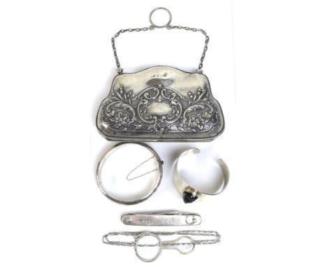 An Edwardian silver evening purse, complete with finger loop and chain, Samuel M Levi, Birmingham 1909, together with a silve