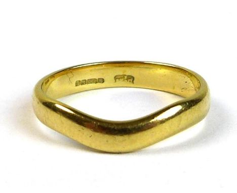 An 18ct gold wedding band of gentle wishbone form, size K, 2.6g. 