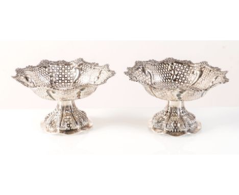 Carrington & Co. Argentieri, Coppia di fruttiere in argento, Londra, 1892. Tese e piedi riccamente traforati intervallati da 