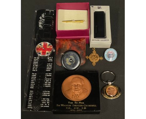 Collectables – Perspex portrait paperweight of Churchill; a Past Times yellow metal bar brooch in box of sale, a union jack d