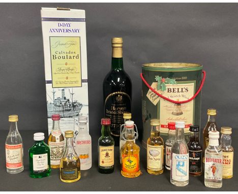 Wines and Spirits - Bell's Old Scotch Whisky, Extra Special, Wade bell shaped decanter, Christmas 1989, 75cl, boxed; a bottle