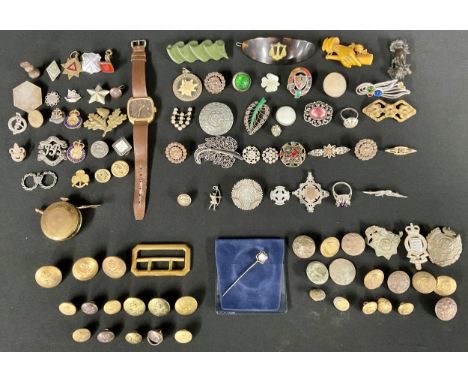 Collectable items – an accumulation of civil and military badges, buttons, costume jewellery and other items to include badge