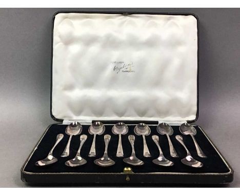 SET OF TWELVE GEORGE V SILVER TEASPOONS HENRY WILKINSON, SHEFFIELD 1933 casedgross approx 155g