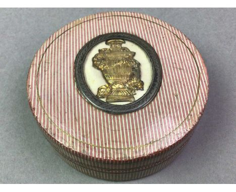 LACQUERED CIRCULAR PATCH BOX GEORGE III with simulated tortoiseshell interior 8cm diamiter